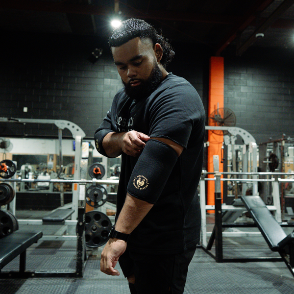 “Front view of Fitness Fox 7 mm Pro elbow sleeves showing reinforced stitching and supportive neoprene construction for steady pressing and pulling sessions.” 